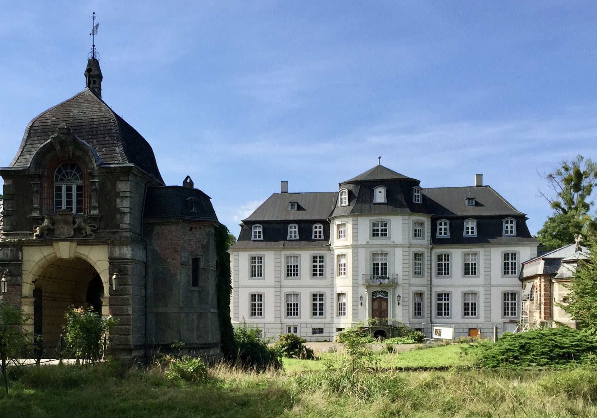 Herrenhaus mit vorgelagerter Kapelle. Die Schäden am Mauerwerk sind gut zu erkennen.