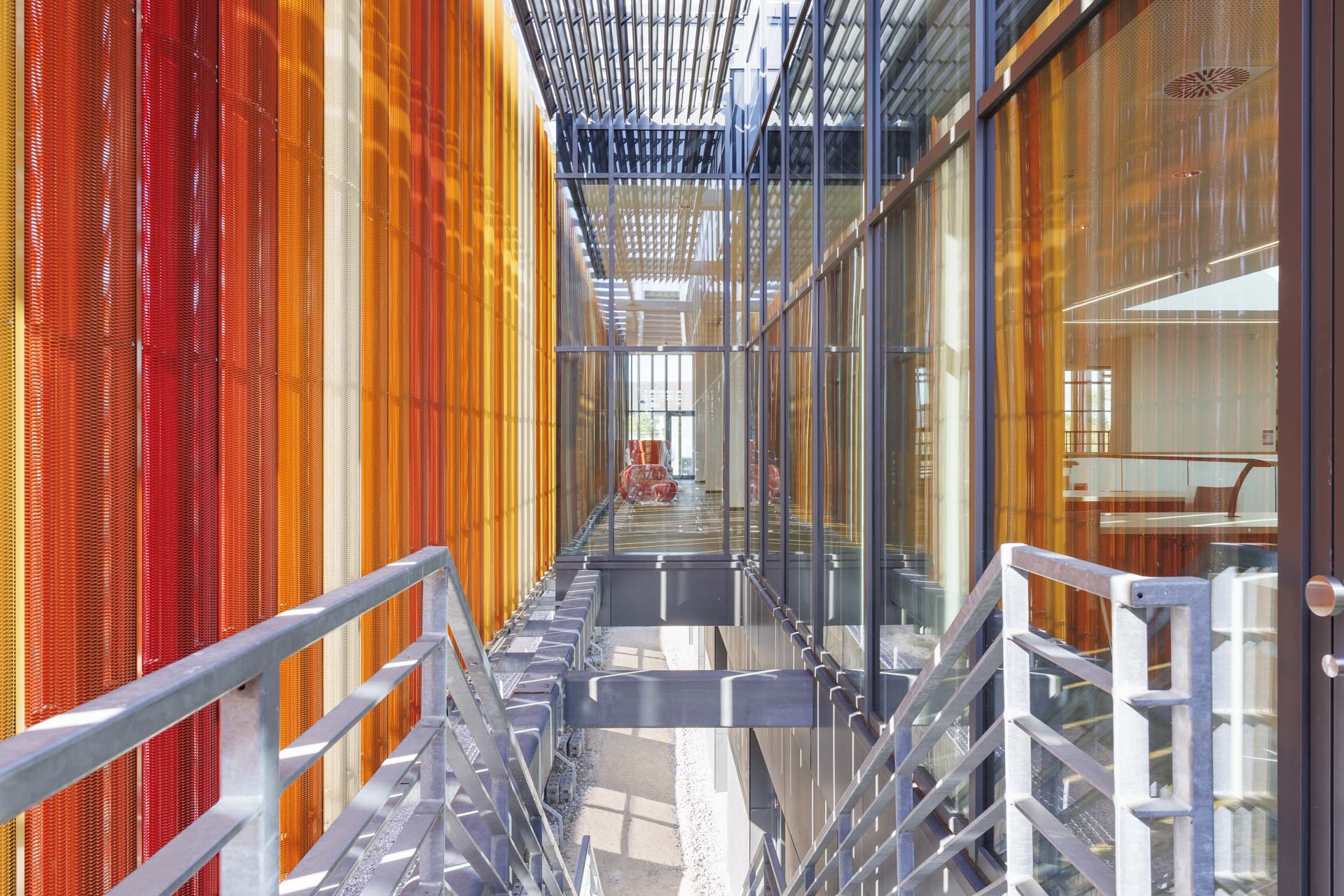 Das farbenfrohe Gebäude beherbergt die Fachinformationsstelle des Zentrums für Geoinformationswesen der Bundeswehr.