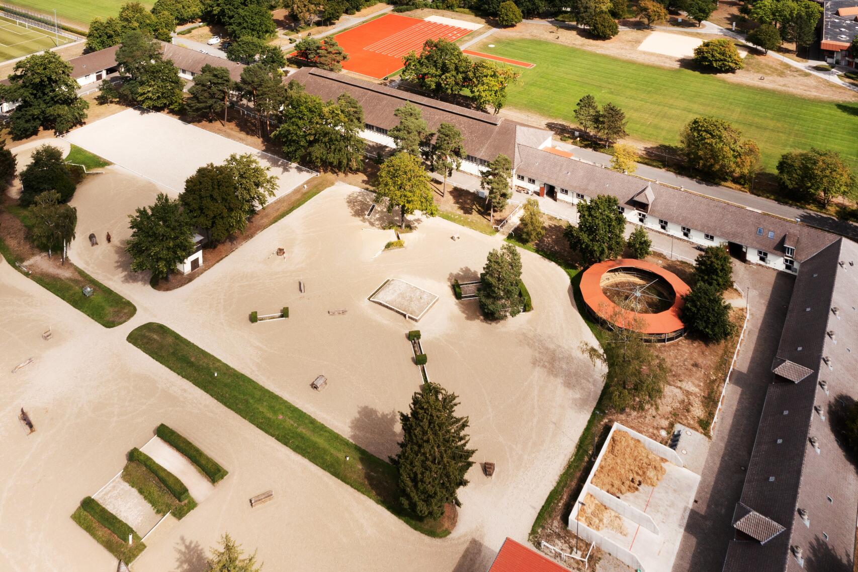 Reitsportplatz und Ställe der Georg-Leber-Kaserne aus der Luft.