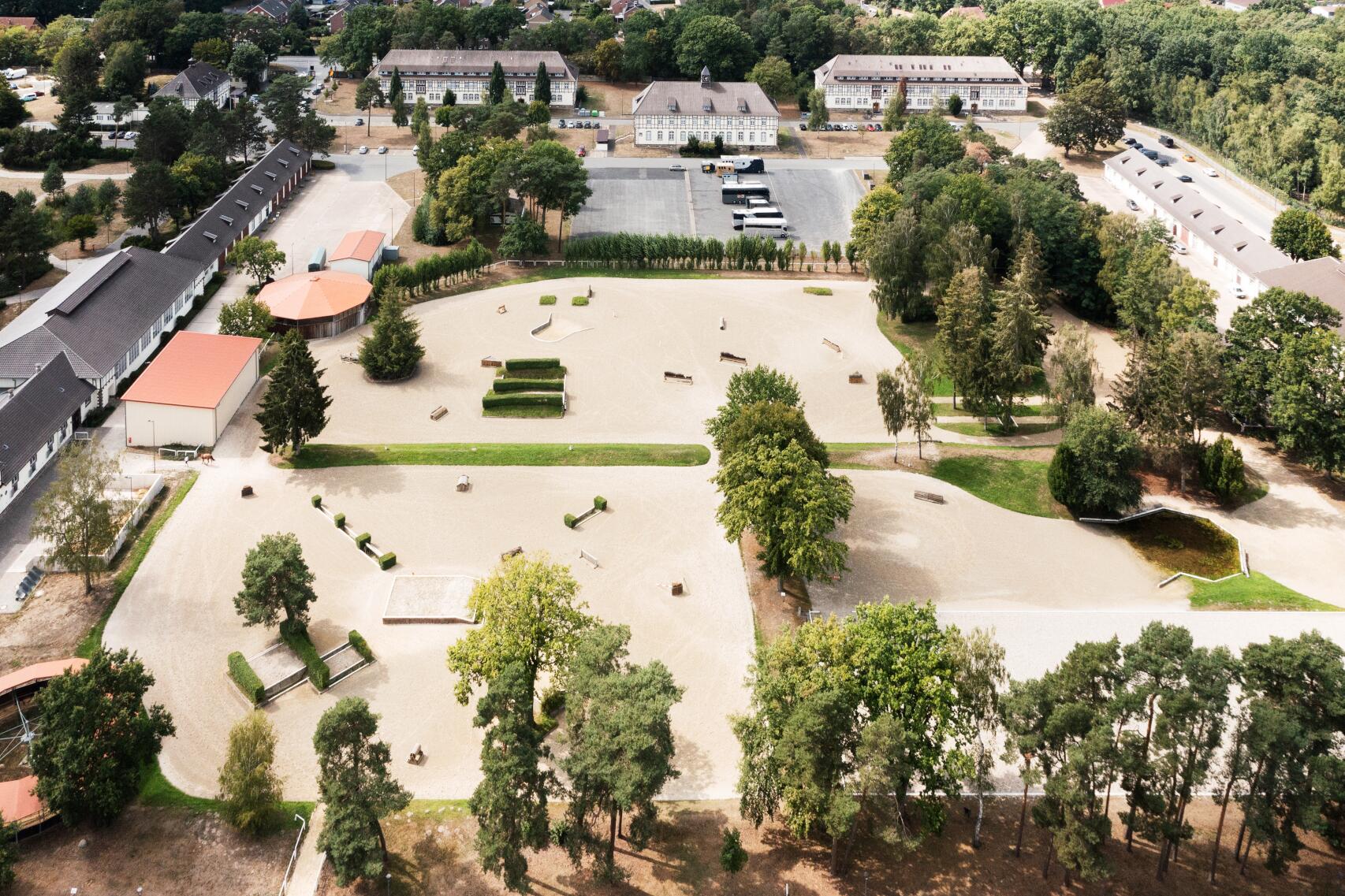 Die Reitsportanlagen der Georg-Leber-Kaserne aus der Luft.