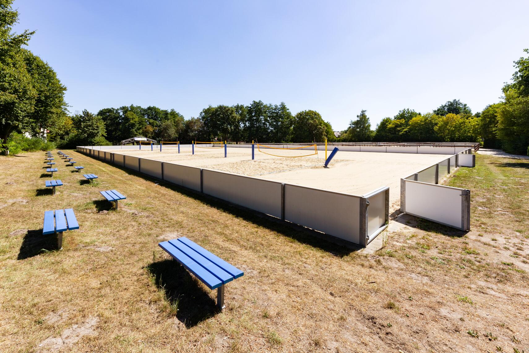 Volleyballfelder ergänzen die Trainingsmöglichkeiten.