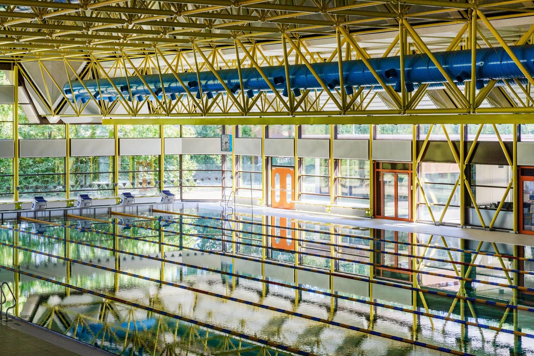 Die zwei Schwimmhallen haben 25m- und 50m-Bahnen.