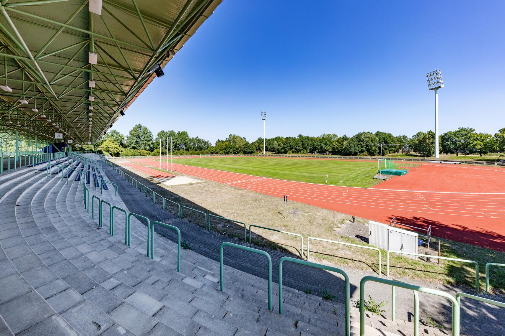 Im Fußball- und Leichtathletikstadion mit Flutlichtanlage können bis zu 8.000 BesucherInnen zuschauen.